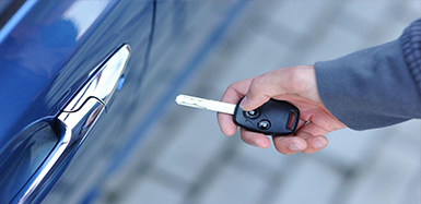 毕节地区汽车钥匙锁在车里了怎么办？如何开汽车锁